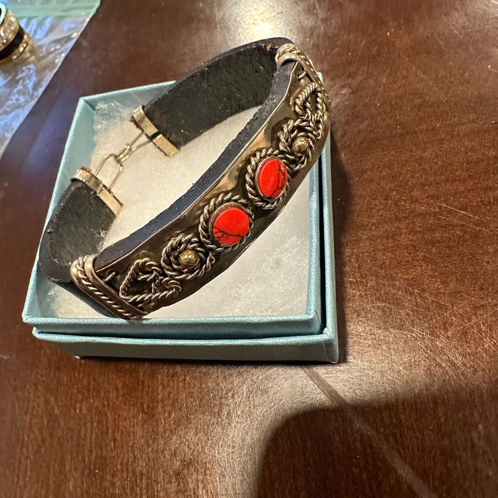 Women’s bracelet leather and stones